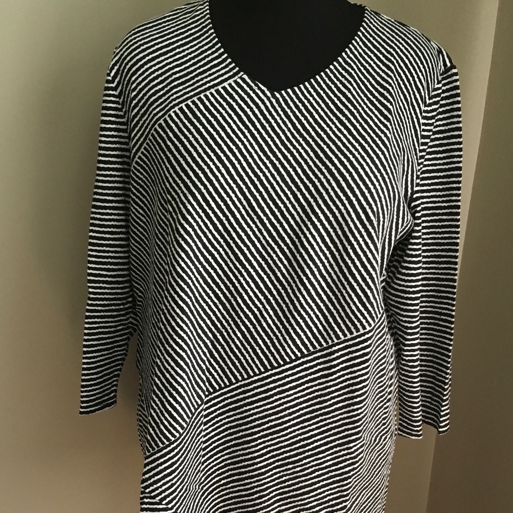 Chico's V- Neck Tunic Black & White size 3